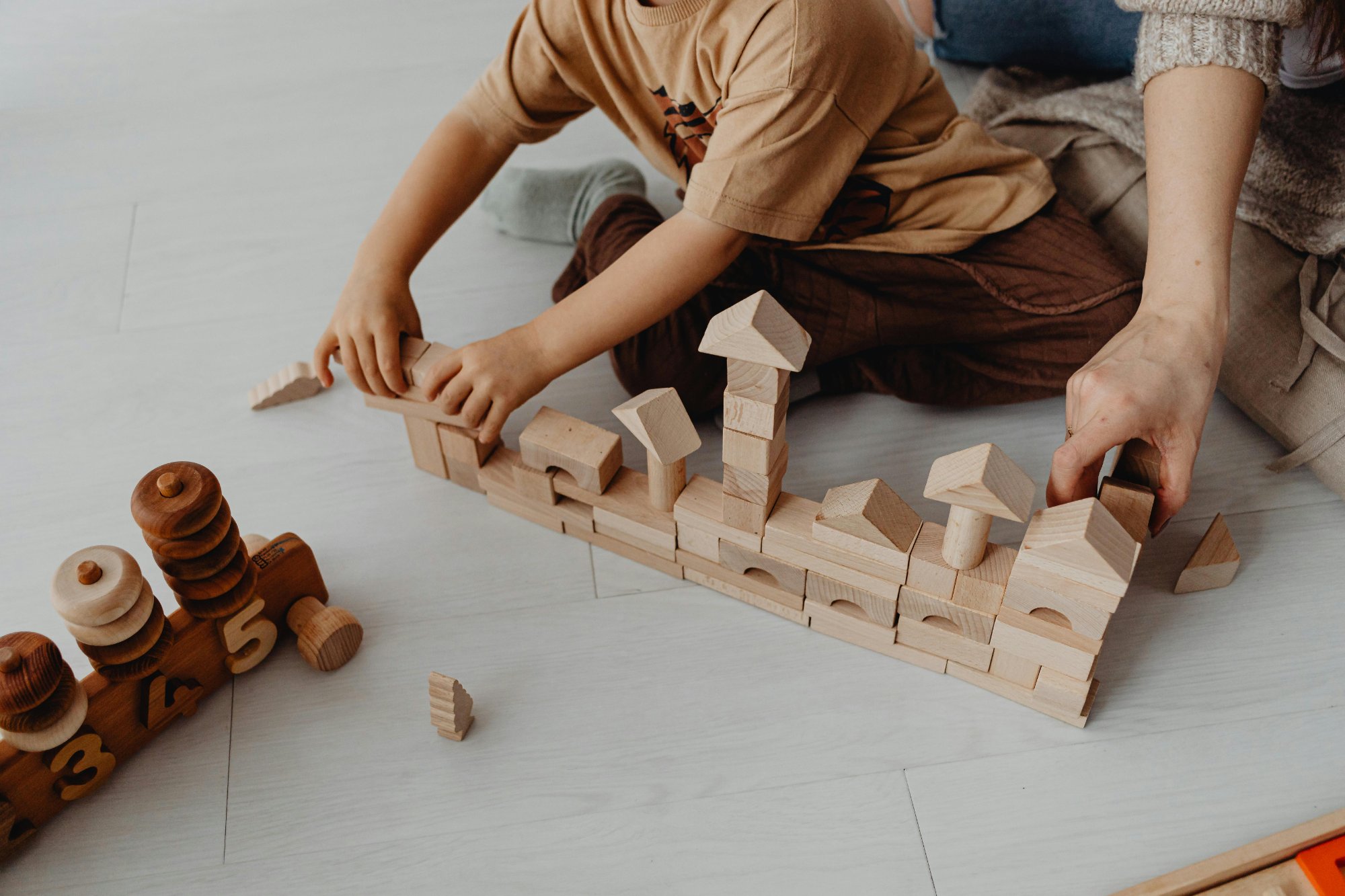 therapist playing with child blocks